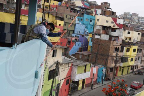 epa13341186 (FILE) - A man paints the facade of a house on San Cristobal hill in Lima, Peru, 18 August 2021 (reissued on 30 October 2026). 31 October, Fuzhou (China) will host World Cities Day 2026, focusing on how cities can renew their neighborhoods while ensuring adequate and affordable housing for all.  EPA/Paolo Aguilar