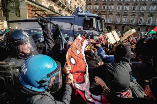epaselect epa13341411 Protesters clash with police during a demonstration and a general strike organized by the USB trade union in Turin, Italy, 30 October 2026. Workers and students protest against war, the economic situation, and the rising cost of living.  EPA/TINO ROMANO