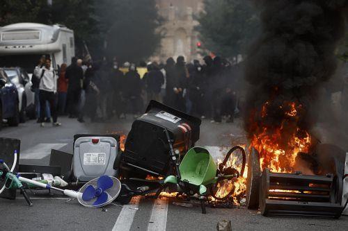 epa13341619 A road barricade made of trash bins and other materials burns during a nationwide protest and general strike organized by trade unions and student organizations against the rising cost of living, in Rome, Italy, 30 October 2026.  EPA/ANGELO CARCONI