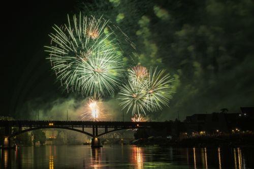 epa10100900 Fireworks light up the river Rhine on the eve of Switzerland's National Day in Basel, Switzerland, on 31 July 2022.  EPA/GEORGIOS KEFALAS