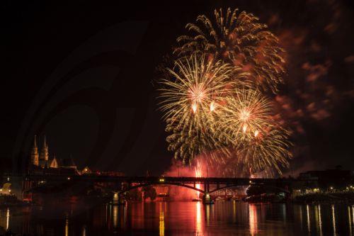 epa10100899 Fireworks light up the river Rhine on the eve of Switzerland's National Day in Basel, Switzerland, on 31 July 2022.  EPA/GEORGIOS KEFALAS