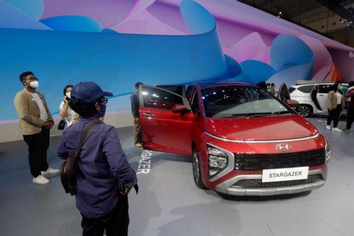 epa10123969 Visitors look at the South Korean-made car Hyundai Stargazer during the Gaikindo Indonesia International Auto Show 2022 in Tangerang, Indonesia, 16 August 2022. The Gaikindo Indonesia International Auto Show (GIIAS 2022) opened to the public from 11 to 21 August 2022. The Association of Indonesian Automotive Industries reported that the sales of...