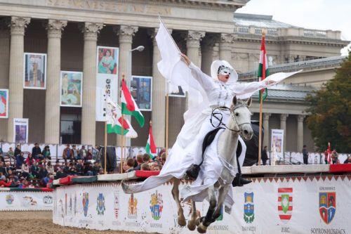 epa10218394 A member of the Gyor Devil Riders performs during the opening day of the 15th National Gallop Hussar-themed horse festival at the Heroes' Square in Budapest, Hungary, 01 October 2022.  EPA/Aniko Kovacs HUNGARY OUT