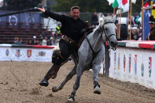 epa10218397 A member of the Gyor Devil Riders performs during the opening day of the 15th National Gallop Hussar-themed horse festival at the Heroes' Square in Budapest, Hungary, 01 October 2022.  EPA/Aniko Kovacs HUNGARY OUT