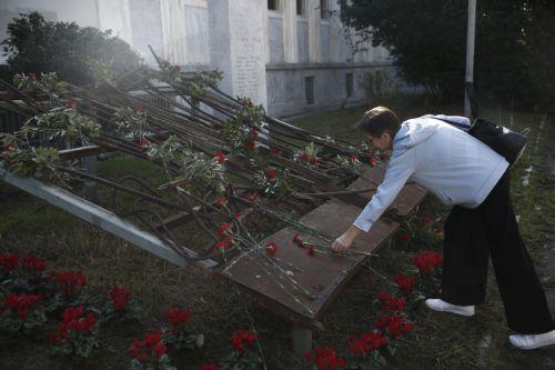 Μια γυναίκα αφήνει λουλούδι στα απομεινάρια της πόρτας που έπεσε από την είσοδο του τανκ στο Πολυτεχνείο στις 17/11/1973, κατά τη διάρκεια των τριήμερων εκδηλώσεων για τον εορτασμό της εξέγερσης των φοιτητών ενάντια στη χούντα, Αθήνα, Τρίτη 15 Νοεμβρίου 2022. ΑΠΕ-ΜΠΕ/ΑΠΕ-ΜΠΕ/ΓΙΑΝΝΗΣ ΚΟΛΕΣΙΔΗΣ