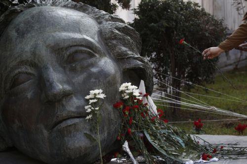 Μια γυναίκα αφήνει λουλούδι στο μνημείο που βρίσκεται στην είσοδο του Πολυτεχνείο, κατά τη διάρκεια των τριήμερων εκδηλώσεων για τον εορτασμό της εξέγερσης των φοιτητών ενάντια στην χούντα, Αθήνα, Τρίτη 15 Νοεμβρίου 2022. ΑΠΕ-ΜΠΕ/ΑΠΕ-ΜΠΕ/ΓΙΑΝΝΗΣ ΚΟΛΕΣΙΔΗΣ