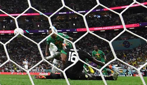 epa10348861 Bukayo Saka (white shirt) of England scores the 3-0 lead during the FIFA World Cup 2022 round of 16 soccer match between England and Senegal at Al Bayt Stadium in Al Khor, Qatar, 04 December 2022.  EPA/Neil Hall