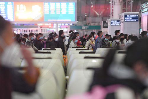 epa10395090 Passengers prepare to board a train in Shenzhen North railway station in Shenzhen, south China's Guangdong Province, 07 January 2023 (issued 08 January 2023). The Spring Festival or Chunyun travel rush in China will continue for 40 days. Chunyun in 2023 will last from 07 January until 15 February.  EPA/XINHUA / Mao Siqian CHINA OUT / MANDATORY...