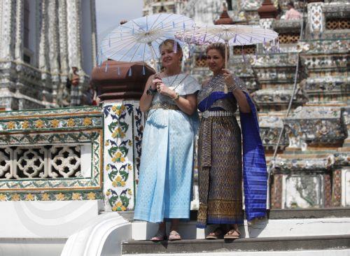 epa10424387 Tourist, dressed in Thai traditional costumes rented from a clothing rental shop, during a visit to Wat Arun or Temple of Dawn in Bangkok, Thailand, 23 January 2023. Thailand's tourism and business related activities are in recovery stimulated by the influx of Chinese tourists after China lifted COVID-19 travel restrictions. Thailand is...