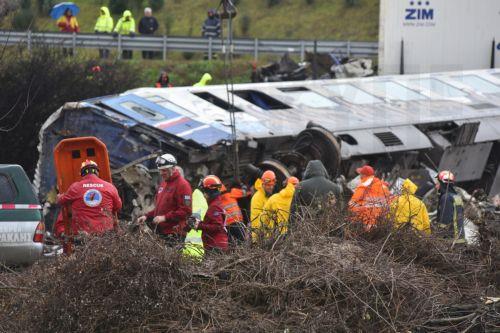 Πυροσβέστες και διασώστες συμμετέχουν στην επιχείρηση εντοπισμού αγνοουμένων, στο σημείο όπου σημειώθηκε το πολύνεκρο σιδηροδρομικό δυστύχημα έξω από τη Λάρισα, Πέμπτη 2 Μαρτίου 2023. Μία επιβατική αμαξοστοιχία συγκρούσθηκε με μία εμπορευματική έξω από τη  Λάρισα, ενώ εκτροχιάστηκαν τα δύο πρώτα βαγόνια της επιβατικής αμαξοστοιχίας και εκδηλώθηκε πυρκαγιά....