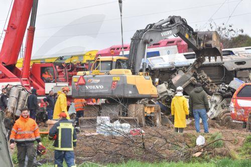 Πυροσβέστες και διασώστες συμμετέχουν στην επιχείρηση εντοπισμού αγνοουμένων, στο σημείο όπου σημειώθηκε το πολύνεκρο σιδηροδρομικό δυστύχημα έξω από τη Λάρισα, Πέμπτη 2 Μαρτίου 2023. Μία επιβατική αμαξοστοιχία συγκρούσθηκε με μία εμπορευματική έξω από τη  Λάρισα, ενώ εκτροχιάστηκαν τα δύο πρώτα βαγόνια της επιβατικής αμαξοστοιχίας και εκδηλώθηκε πυρκαγιά....