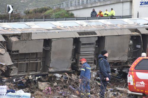Πυροσβέστης συμμετέχει στην επιχείρηση εντοπισμού αγνοουμένων, στο σημείο όπου σημειώθηκε το πολύνεκρο σιδηροδρομικό δυστύχημα έξω από τη Λάρισα, Πέμπτη 2 Μαρτίου 2023. Μία επιβατική αμαξοστοιχία συγκρούσθηκε με μία εμπορευματική έξω από τη  Λάρισα, ενώ εκτροχιάστηκαν τα δύο πρώτα βαγόνια της επιβατικής αμαξοστοιχίας και εκδηλώθηκε πυρκαγιά. Σε 46...
