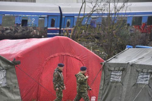 Στρατιωτικοί συμμετέχει στην επιχείρηση εντοπισμού αγνοουμένων, στο σημείο όπου σημειώθηκε το πολύνεκρο σιδηροδρομικό δυστύχημα έξω από τη Λάρισα, Πέμπτη 2 Μαρτίου 2023. Μία επιβατική αμαξοστοιχία συγκρούσθηκε με μία εμπορευματική έξω από τη  Λάρισα, ενώ εκτροχιάστηκαν τα δύο πρώτα βαγόνια της επιβατικής αμαξοστοιχίας και εκδηλώθηκε πυρκαγιά. Σε 46...