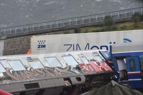 Βαγόνι, στο σημείο όπου σημειώθηκε το πολύνεκρο σιδηροδρομικό δυστύχημα έξω από τη Λάρισα, Πέμπτη 2 Μαρτίου 2023. Μία επιβατική αμαξοστοιχία συγκρούσθηκε με μία εμπορευματική έξω από τη  Λάρισα, ενώ εκτροχιάστηκαν τα δύο πρώτα βαγόνια της επιβατικής αμαξοστοιχίας και εκδηλώθηκε πυρκαγιά. Σε 46 ανέρχονται οι επιβεβαιωμένοι νεκροί που έχουν ανασυρθεί μέχρι...