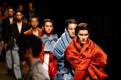 epa10546749 Models present creations by 'Zickness by Zic' during the China Fashion Week A/W 2023 in Beijing, China, 28 March 2023. The 2023 China Fashion Week runs from 24 to 31 March 2023.  EPA/MARK R. CRISTINO