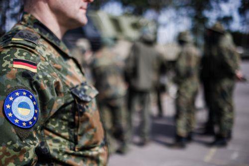 epa10610344 A German soldier has the badge of the 'European Union Military Assistance Mission Ukraine' (EUMAM) mission attached to his uniform sleeve, as Ukrainian soldiers train on tanks under the supervision of German and Danish instructors prior to a visit of the German and Danish Defense Ministers at the Federal Armed Forces (Bundeswehr) training hub in...