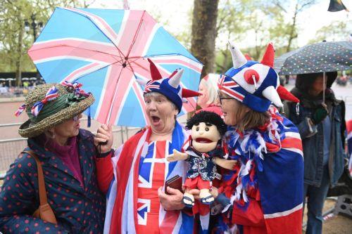 epa10610414 Royal fans wait on the coronation procession route on The Mall in London, Britain, 05 May 2023. Britain's King Charles III's coronation takes place at Westminster Abbey in London on 06 May 2023.  EPA/NEIL HALL