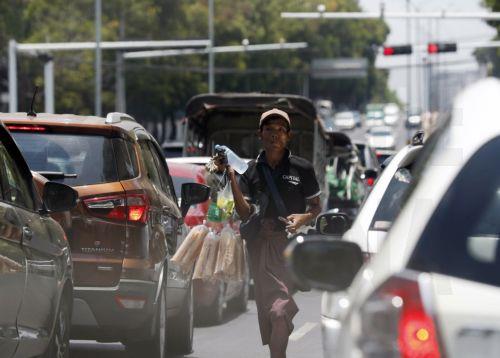 epa10614934 A man sells drinking water and snacks in Yangon, Myanmar, 08 May 2023. Myanmar and some other South East-Asia countries have been affected by high temperatures in April and May.  EPA/NYEIN CHAN NAING