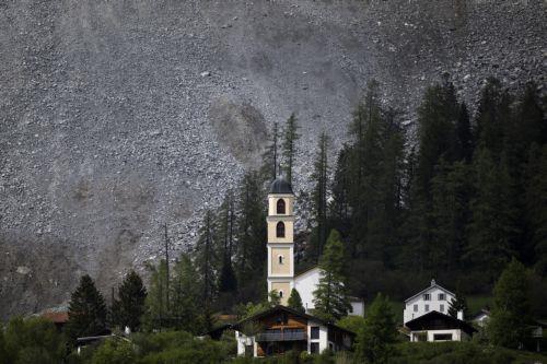 epa10623039 The village of Brienz/Brinzauls beneath the "Brienzer Rutsch", in Graubuenden, Switzerland, 12 May 2023. Two million cubic metres of rock from the mountain above the village are set to come loose and crash down to the valley in the imminent future. The village will be evacuated by this evening.  EPA/GIAN EHRENZELLER