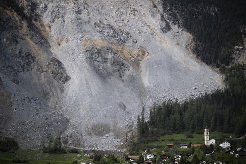 epa10623042 The village of Brienz/Brinzauls beneath the "Brienzer Rutsch", in Graubuenden, Switzerland, 12 May 2023. Two million cubic metres of rock from the mountain above the village are set to come loose and crash down to the valley in the imminent future. The village will be evacuated by this evening.  EPA/GIAN EHRENZELLER