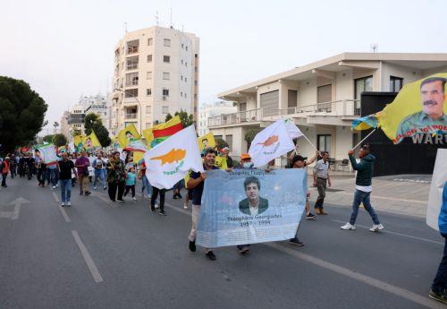 Ο Κυπροκουρδικός Σύνδεσμος Αλληλεγγύη το Απελευθερωτικό Κίνημα "Κυκλάμινο" το Πολιτιστικό Κέντρο Κουρδιστάν «Θεόφιλος Γεωργιάδης» , το ΑΚΕΛ το Κινήμα Οικολόγων - Συνεργασία Πολιτών και Κούρδοι που διαμένουν στην Κύπρο πραγματοποίησαν πορεία διαμαρτυρίας από Πλατεία Ελευθερίας προς την Γερμανική Πρεσβεία και το Προεδρικό Μέγαρο για την απόφαση έκδοσης του...