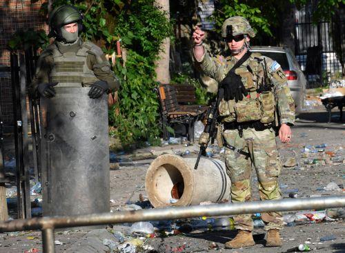 epa10662700 Soldiers of NATO-led international peacekeeping Kosovo Force (KFOR) set up positions in front of the building of the municipality in Zvecan, Kosovo, 30 May 2023. At least 25 KFOR peacekeepers and 53 civilians were injured after clashes between security forces and ethnic Serbs broke out in Zvecan on 30 May 2023. Tensions continue in northern...
