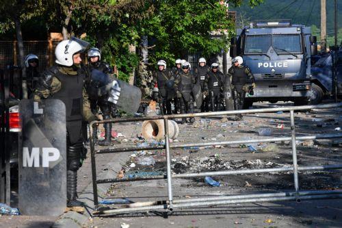 epa10662698 Soldiers of NATO-led international peacekeeping Kosovo Force (KFOR) set up positions in front of the building of the municipality in Zvecan, Kosovo, 30 May 2023. At least 25 KFOR peacekeepers and 53 civilians were injured after clashes between security forces and ethnic Serbs broke out in Zvecan on 30 May 2023. Tensions continue in northern...