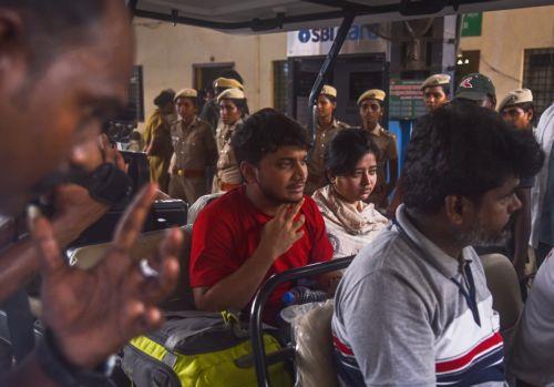 epa10674393 Passengers who survived the triple train accident in Odisha's Balasore district arrive on a second special train, at the Chennai Central railway station, in Chennai, India, 05 June 2023. Medical teams arrived at the Central railway station to provide medical care for affected survivors. Over 200 people died and more than 900 were injured after...