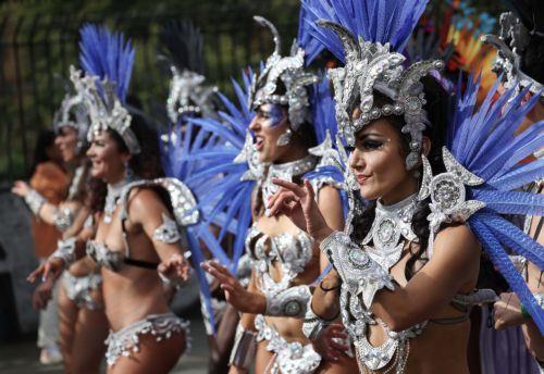 epa10825400 Performers in costumes take part in the Notting Hill Carnival in London, Britain, 28 August 2023. Notting Hill is the largest street carnival in Europe and a community-led celebration of Caribbean history and culture, this year running from 27 to 28 August.  EPA/NEIL HALL