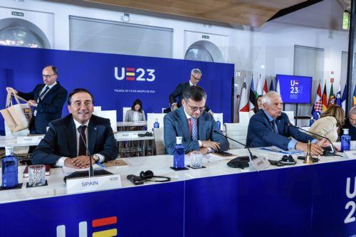 epa10830454 (L-R) Spain's acting Foreign Affairs Minister Jose Manuel Albares, Ukrainian Foreign Affairs Minister Dmytro Kuleba and European Union High Representative for Foreign Affairs and Security Policy Josep Borrell prepare prior to the start of the EU informal ministerial meeting on Foreign Affairs held in Toledo, Spain, 31 August 2023.  EPA/ANGELES...