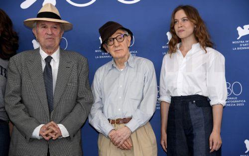 epa10839691 US filmmaker Woody Allen (C), with French actor Lou de Laage (R) and Italian cinematographer Vittorio Storaro (L), poses during a photocall for the movie 'Coup de Chance' at the 80th annual Venice International Film Festival, in Venice, Italy, 04 September 2023. The film festival runs from 30 August to 09 September 2023.  EPA/CLAUDIO ONORATI