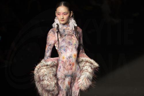 epa10847902 A model presents creations of Moe Ho by Mengmeng He at China Fashion Week in Beijing, China, 8 September 2023. China Fashion Week runs from 7 to 16 September 2023.  EPA/ANDRES MARTINEZ CASARES