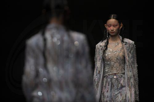 epa10847909 Modela present creations of Moe Ho by Mengmeng He at China Fashion Week in Beijing, China, 8 September 2023. China Fashion Week runs from 7 to 16 September 2023.  EPA/ANDRES MARTINEZ CASARES