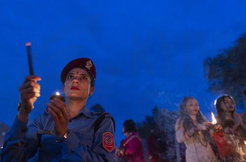 epa10867453 Women wearing red attire worship Lord Shiva, god of creation and destruction, during the Teej festival at Pashupatinath temple in Kathmandu, Nepal, 18 September 2023. Married and unmarried Nepalese women celebrate Teej to pray for a long and prosperous life for their current or future husbands.  EPA/NARENDRA SHRESTHA