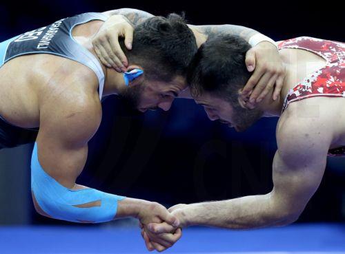 epaselect epa10870106 Givi Matcharashvili (blue) of Georgia in action against Ibrahim Ciftci (red) of Turkey during the Men's free style 97kg gold medal match of the Wrestling World Championships 2023 in Belgrade, Serbia, 19 September 2023.  EPA/ANDREJ CUKIC