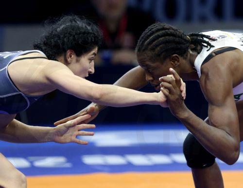 epa10872291 Odunayo Folasade Adekuoroye (red) of Nigeria in action against Elvira Kamaloglu (blue) of Turkey during the Women's free style 57kg bronze medal match of the Wrestling World Championships 2023 in Belgrade, Serbia, 20 September 2023.  EPA/ANDREJ CUKIC