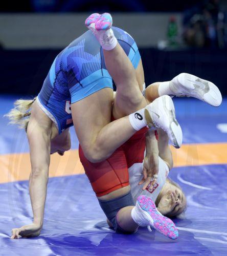 epa10872339 Helen Louise Maroulis (blue) of the USA in action against Anhelina Lysak (red) of Poland during the Women's free style 57kg bronze medal match of the Wrestling World Championships 2023 in Belgrade, Serbia, 20 September 2023.  EPA/ANDREJ CUKIC