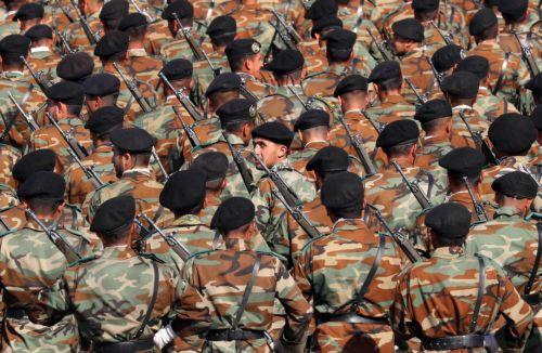 epaselect epa10876299 Iranian soldiers march during the annual military parade marking the Iraqi invasion in 1980, which led to an eight-year-long war (1980-1988), in Tehran, Iran, 22 September 2023.  EPA/ABEDIN TAHERKENAREH