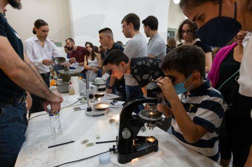 (Ξένη Δημοσίευση) φωτογραφία που δόθηκε σήμερα στη δημοσιότητα και εικονίζει στιγμιότυπο από τη «Βραδιά του Ερευνητή» στο Εθνικό Μετσόβιο Πολυτεχνείο (ΕΜΠ) που πραγματοποιήθηκε την Παρασκευή, 29 Σεπτεμβρίου 2023. Το εμβληματικό κτίριο Αβέρωφ, του ιστορικού συγκροτήματος Πατησίων άνοιξε τις πύλες του, για δέκατη συνεχή χρονιά, υποδεχόμενο πλήθος κόσμου στη...