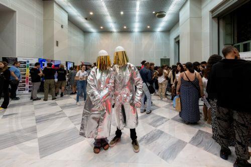 (Ξένη Δημοσίευση) φωτογραφία που δόθηκε σήμερα στη δημοσιότητα και εικονίζει στιγμιότυπο από τη «Βραδιά του Ερευνητή» στο Εθνικό Μετσόβιο Πολυτεχνείο (ΕΜΠ) που πραγματοποιήθηκε την Παρασκευή, 29 Σεπτεμβρίου 2023. Το εμβληματικό κτίριο Αβέρωφ, του ιστορικού συγκροτήματος Πατησίων άνοιξε τις πύλες του, για δέκατη συνεχή χρονιά, υποδεχόμενο πλήθος κόσμου στη...