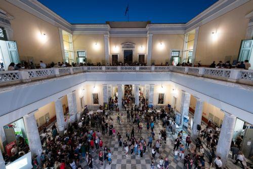 (Ξένη Δημοσίευση) φωτογραφία που δόθηκε σήμερα στη δημοσιότητα και εικονίζει στιγμιότυπο από τη «Βραδιά του Ερευνητή» στο Εθνικό Μετσόβιο Πολυτεχνείο (ΕΜΠ) που πραγματοποιήθηκε την Παρασκευή, 29 Σεπτεμβρίου 2023. Το εμβληματικό κτίριο Αβέρωφ, του ιστορικού συγκροτήματος Πατησίων άνοιξε τις πύλες του, για δέκατη συνεχή χρονιά, υποδεχόμενο πλήθος κόσμου στη...