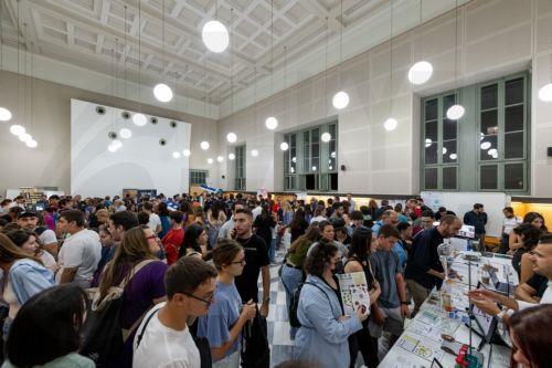 (Ξένη Δημοσίευση) φωτογραφία που δόθηκε σήμερα στη δημοσιότητα και εικονίζει στιγμιότυπο από τη «Βραδιά του Ερευνητή» στο Εθνικό Μετσόβιο Πολυτεχνείο (ΕΜΠ) που πραγματοποιήθηκε την Παρασκευή, 29 Σεπτεμβρίου 2023. Το εμβληματικό κτίριο Αβέρωφ, του ιστορικού συγκροτήματος Πατησίων άνοιξε τις πύλες του, για δέκατη συνεχή χρονιά, υποδεχόμενο πλήθος κόσμου στη...