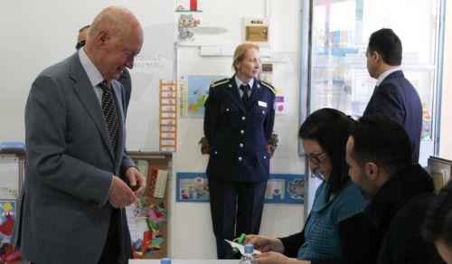 Ο Πρώην Πρόεδρος της Κυπριακής Δημοκρατίας Γιώργος Βασιλείου ασκεί το εκλογικό του δικαίωμα.