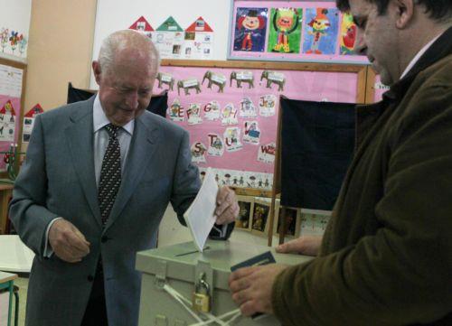 Ο Πρώην Πρόεδρος της Κυπριακής Δημοκρατίας Γιώργος Βασιλείου ασκεί το εκλογικό του δικαίωμα.