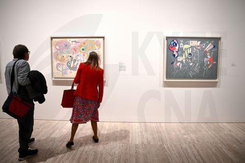 epa10955548 Patrons look at works of art during a media preview of the Sydney International Art Series 2023-24 Vasily Kandinsky exhibition at the Art Gallery of New South Wales in Sydney, Australia, 03 November 2023.  EPA/DAN HIMBRECHTS AUSTRALIA AND NEW ZEALAND OUT