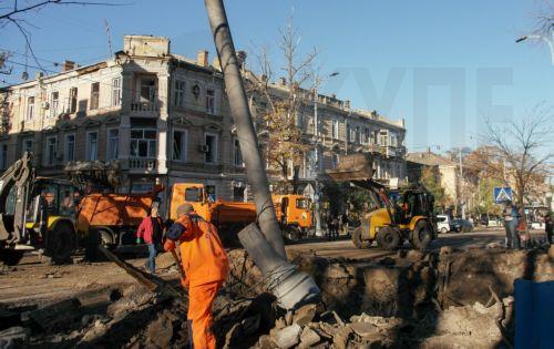 epa10960292 Communal workers clean debris near the Art Museum after overnight shelling in Odesa, southern Ukraine, 06 November 2023, amid the Russian invasion. At least eight people were injured as a result of the attack, the head of the Odesa regional military administration, Oleh Kiper, wrote on telegram. About 20 apartment buildings, an art museum, more...
