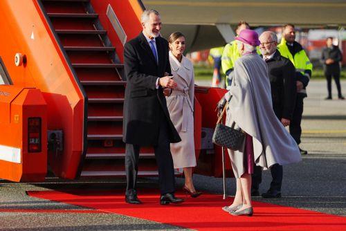 epa10960426 Danish Queen Margrethe (R) welcomes Spanish King Felipe VI (L) and Queen Letizia (C) upon their arrival at the airport in Copenhagen, Denmark, 06 November 2023. Spanish Royal couple begins a three-day state visit to Denmark.  EPA/LISELOTTE SABROE  DENMARK OUT