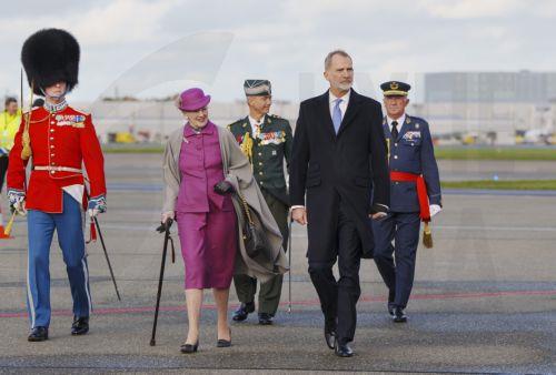 epa10960431 Danish Queen Margrethe (L) and Spanish King Felipe VI (L) review the guard of honor during a welcome ceremony at the airport in Copenhagen, Denmark, 06 November 2023. Spanish Royal couple begins a three-day state visit to Denmark.  EPA/LISELOTTE SABROE  DENMARK OUT