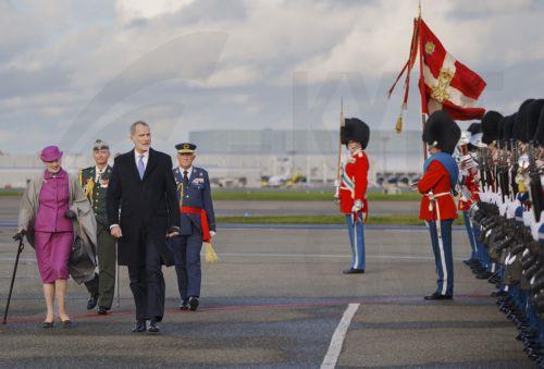 epa10960432 Danish Queen Margrethe (L) and Spanish King Felipe VI (L) review the guard of honor during a welcome ceremony at the airport in Copenhagen, Denmark, 06 November 2023. Spanish Royal couple begins a three-day state visit to Denmark.  EPA/LISELOTTE SABROE  DENMARK OUT