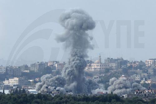 epaselect epa10972926 Smoke rises in the northern Gaza Strip following an Israeli airstrike, as seen from Sderot, Israel, 13 November 2023. More than 11,000 Palestinians and at least 1,200 Israelis have been killed, according to the Israel Defense Forces (IDF) and the Palestinian health authority, since Hamas militants launched an attack against Israel from...